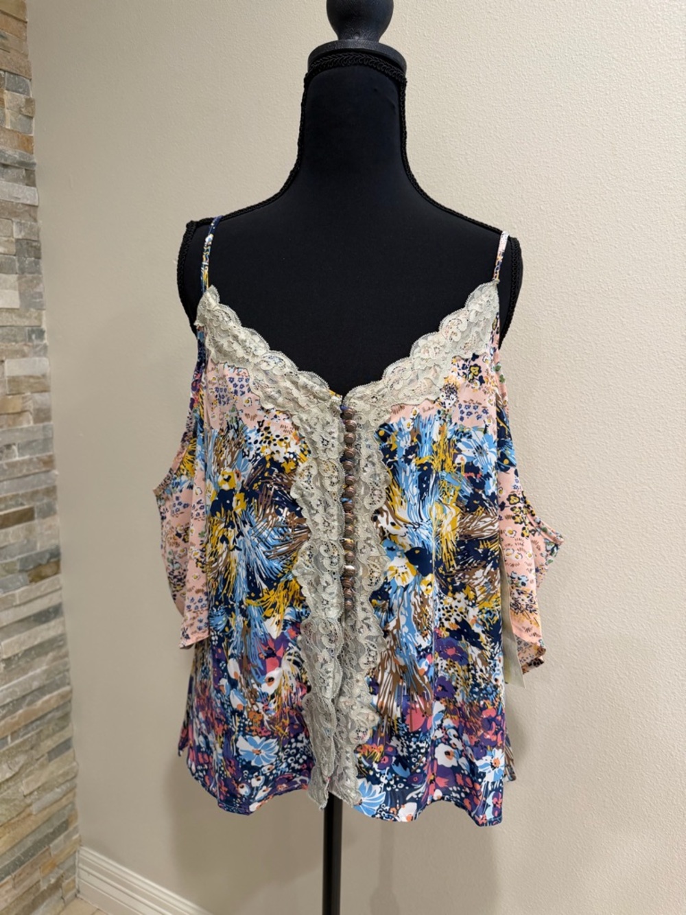 Aratta Silent Journey Romantic Floral Lace-Trim Cold-Shoulder Top size Small